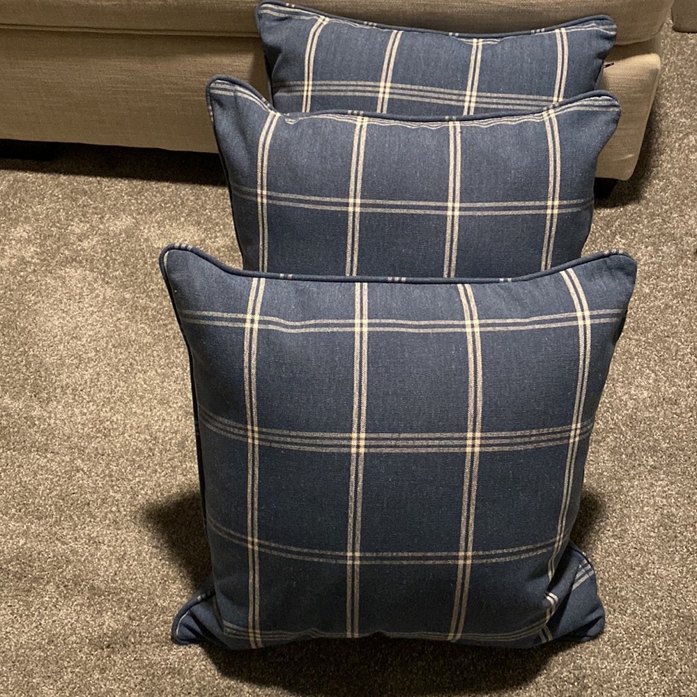 Couch pillows - Picture 3 of 3